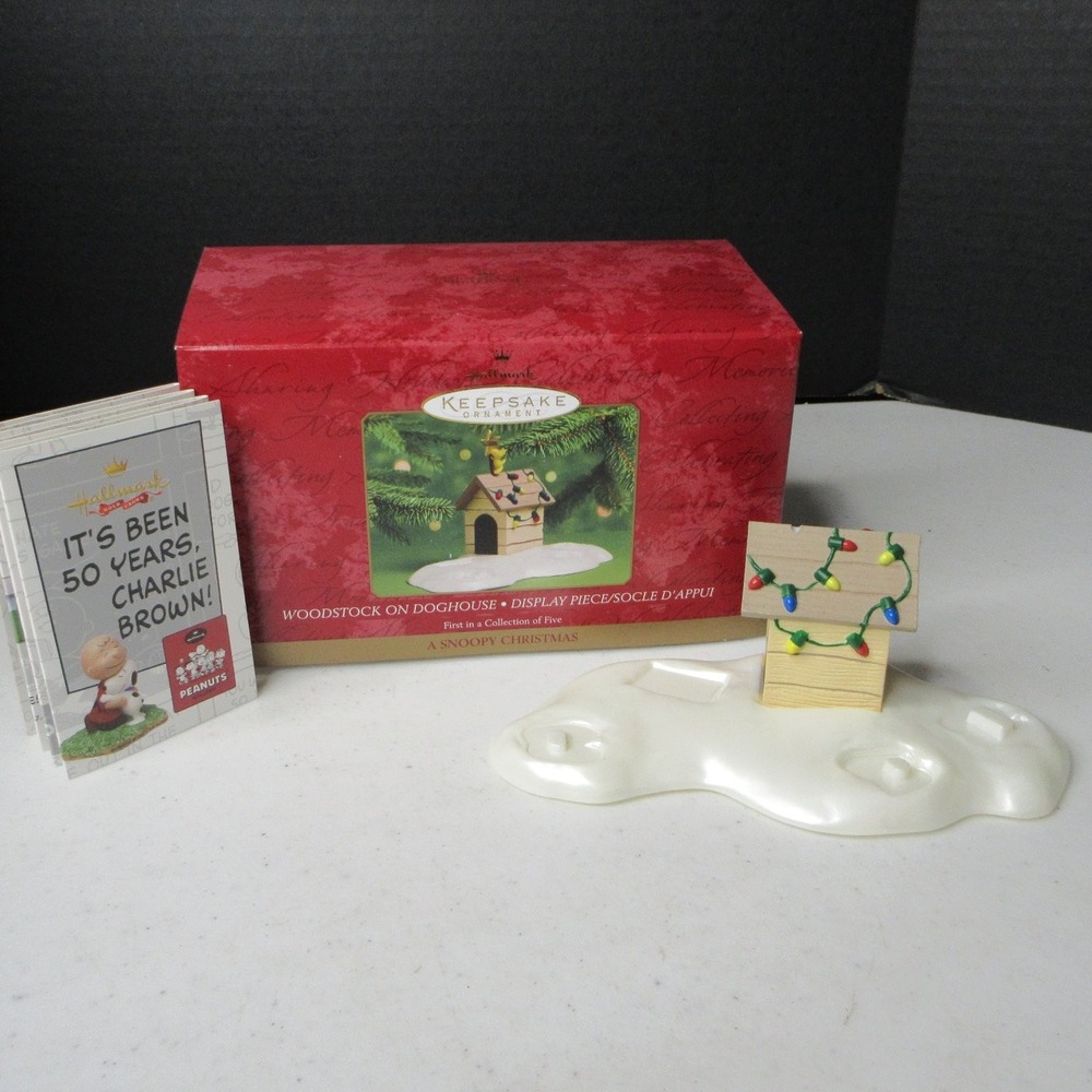 Hallmark Keepsake Peanuts Woodstock on Doghouse Display Snoopy Christmas 2000